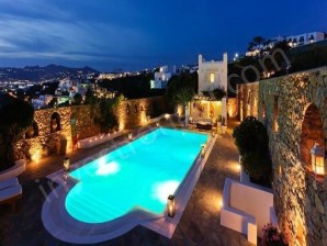 YUNAN ADALARINDA EN İYİ 20 VİLLA İÇERİSİNDE SEÇİLEN BÜYÜLEYİCİ VİLLA