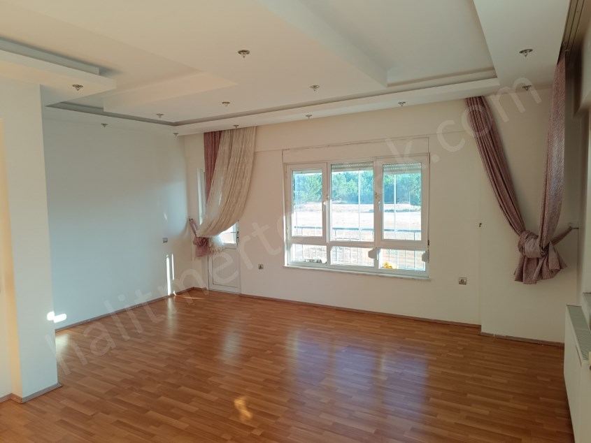 UNCALIDA 3+1 DOĞALGAZLI AYRI MUTFAK WC EBEVEYN BANYOLU ARA KAT