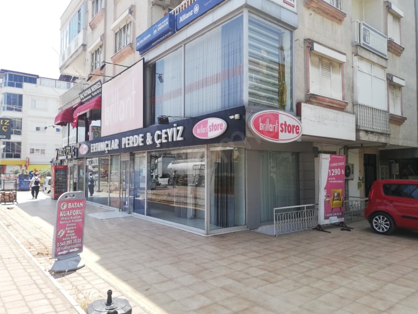 YEŞİLYURTTA ANA CADDE ÜZERİ 2 DÜKKAN 1 EV BİRLEŞTİRİLMİŞ MAĞAZA