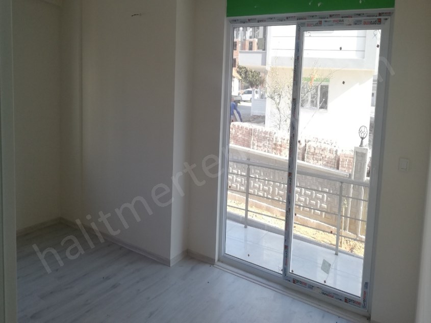 LİMANDA GD CEPHE 2+1 AÇIK MUTFAK FULL EŞYALI BALKONLU ARA KAT