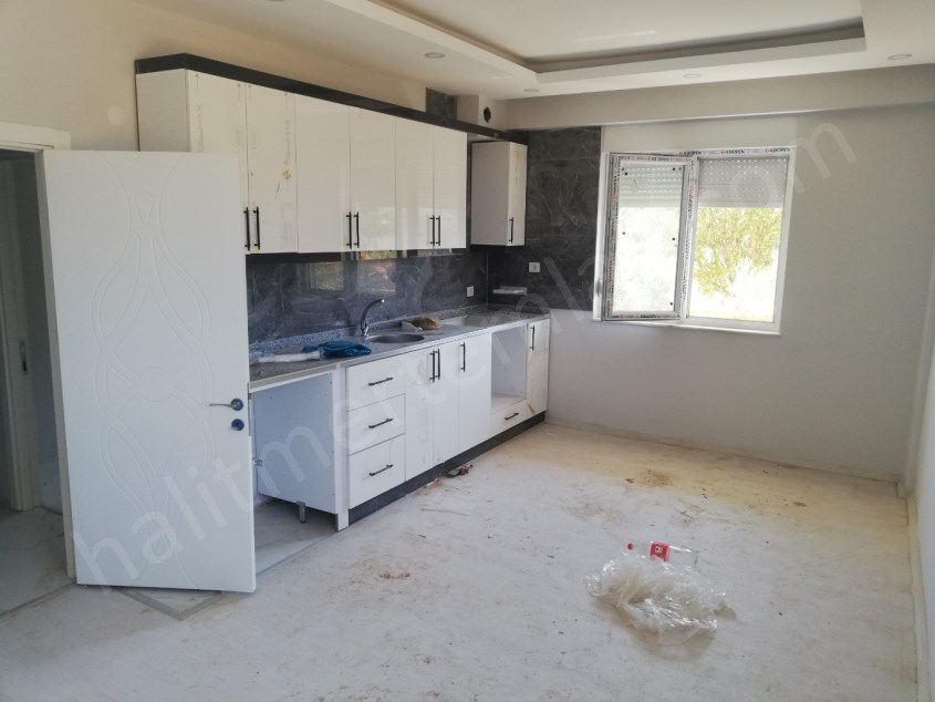 YENİKÖYDE MERKEZİ KONUMDA KİRALİK 1+1 SIFIR PANJURLU GD CEPHELİ