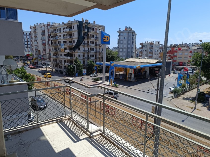 ÇALLIDA TRAMVAY HATTI ÜZERİNDE 3+1 DGB CEPHELİ AYRI MUTFAK WC