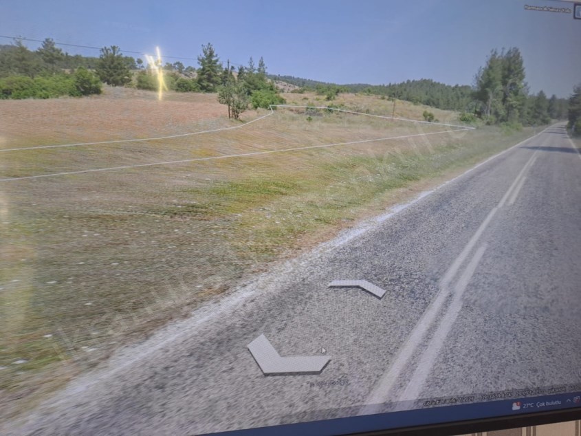 İKİ KARŞILIKLİ ASFALT CEPHELİ PARSEL BİRİSİ TAMAMEN ORMANA DAYALI