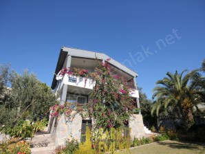 EDREMİT ALTINOLUK  DA MÜSTAKİL BAHÇELİ DENİZ VE DOĞA MANZARALI  VİLLA 