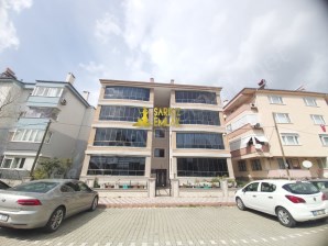 SARIKIZDAN SATILIK AKÇAYDA ÇİFT BANYOLU ASANSÖRLÜ AYRI MUTFAK KALORİFERLİ 3+1 DAİRE