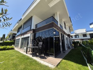 Burhaniye Pelitköyde Denize Sıfır Ortak Havuzlu 2+1