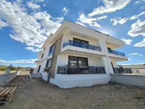 Zeytinlide Otoparklı Teraslı Bahçeli 3+1 Manzaralı Satılık Villa