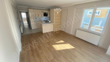 AKÇAY MERKEZDE SATILIK 2+1 DAİRE – ŞÖMİNELİ, YENİLENMİŞ VE DOĞALGAZLI!