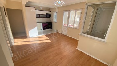 AKÇAY MERKEZDE TAMAMEN YENİLENMİŞ FIRSAT  2+1 DAİRE!