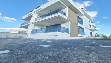 Zeytinlide Otoparklı Teraslı Bahçeli 3+1 Manzaralı Satılık Villa