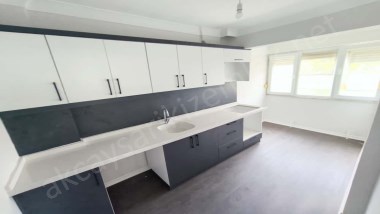 Akçayda Satılık 2+1 Daire – Giriş Kat, Ayrı Mutfaklı, Yenilenmiş, Kapalı Balkonlu