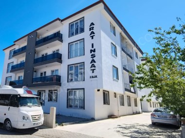 EZİNE CAMİKEBİR MAHALLESİNDE SATILIK EŞYALI 1+1 DAİRE