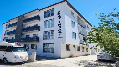 EZİNE CAMİKEBİR MAHALLESİNDE SATILIK EŞYALI 1+1 DAİRE