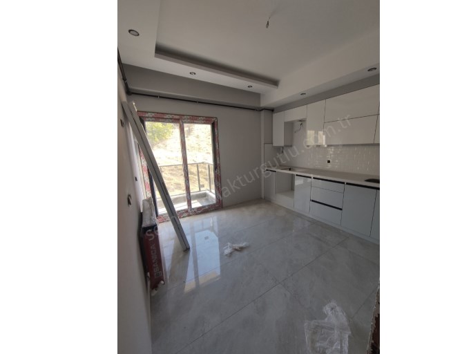 TURGUTLU SATILIK ERGENEKON MAH 90M2 2+1 ODA 1. KAT DOGALGAZLI ASANSÖRLÜ OTOPARKLI SIFIR DAİRE 