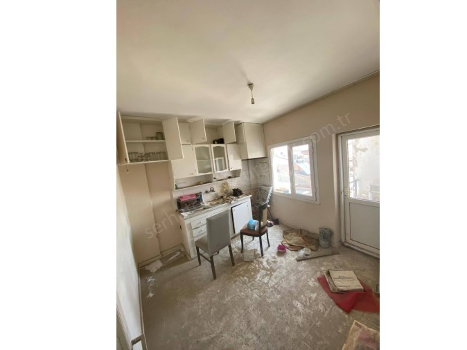TURGUTLU SATILIK CUMHURİYET MAH 190M2 5+1 ODA 4. KAT KÖŞE 3 BALKONLU TADİLATLIK KLASİK DAİRE 