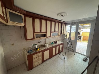 TURGUTLU KİRALIK İSTİKLAL MAH 130M² 3+1 ODA 1.KAT SOBALI TERASLI BALKONLU DAİRE