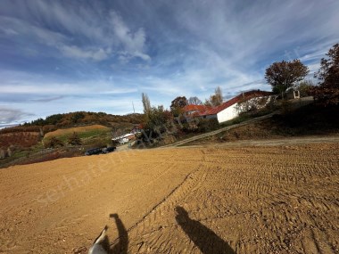 TURGUTLU SATILIK DAĞYENİ KÖYDE 4.800M2 KÖY İÇİNDE TEK TAPU MEYVALIK TAKASA AÇIK 