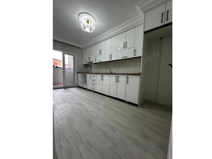 TURGUTLU SATILIK KERVAN YOLU CADDE ÜZERİ 120M2 3+1 ODA ZEMİN ÜSTÜ 1. KAT DOĞALGAZLI 12 YILLIK DAİRE 