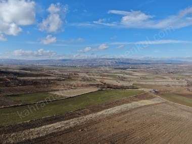 AHİ MAHALLESİNDE DOĞA İLE İÇ İÇE BAHÇE KULLANIMINA UYGUN 2655 m2 TEK TAPU TARLA