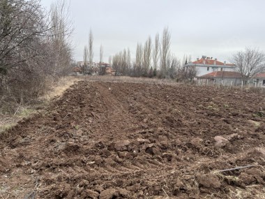 İÇÖREN MAHALLESİNDE 1121 M2 GÜZEL KONUMDA BAHÇELİK TARLA
