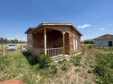 AHŞAP EVİ,ELEKTRİK SUYU BULUNAN ETRAFI TELLİ UYGUN RAKAMLI BAHÇE