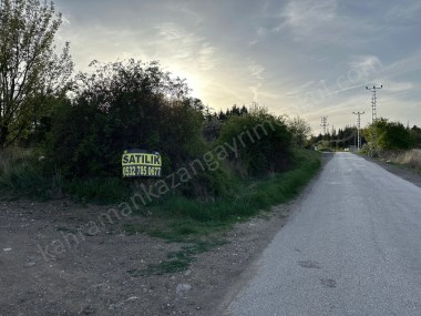 KARALAR ASFALTINA CEPHE KÖŞE BAŞI ELEKTRİK, SU, DOĞALGAZI BULUNAN BAHÇELİK TARLA