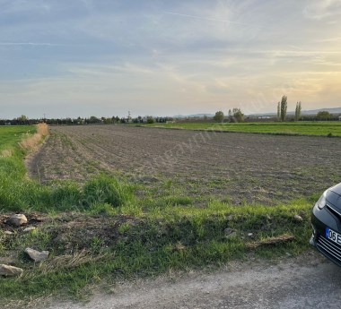 İĞMİRDE ANA CADDEYE 30 METRE YOL ELK. SU DOĞALGAZ MEVCUT 8592 m2 TARLA