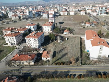 KAHRAMANKAZAN GYODAN MERKEZE YAKIN KONUMDA 283 M2 SATIKADIN  MAHALLESİNDE 1.5 DAİRE GETİRİLİ ARSA
