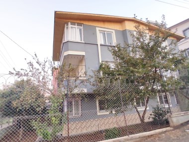100. YILDA KREŞ A.OKULU REH.MRK. YAP. UYGUN KÖŞE BAŞI 3 KATLI EV