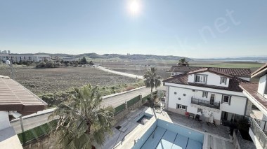 ADANA SARIÇAM KARGAKEKEÇ MAH. ERKAN KOLEJİ CİVARINDA GÖL VE DOĞA MANZARALI KİRALIK FOURLEX VİLLA