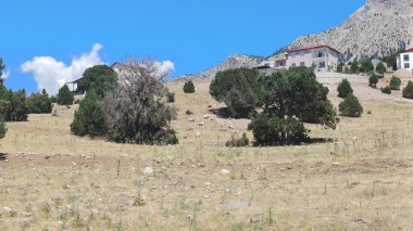 POZANTI AŞÇIBEKİRLİ FENESEDE 400 M2 İMARLI İFRAZLI ARSA