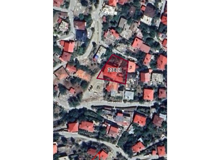 POZANTI İSTİKLAL MAHALLESİNDE 3 KATLI + ZEMİN DE TEK KATLI AYRICA EV 1014 M2 ARSA İÇERİSİNDE SATILIK