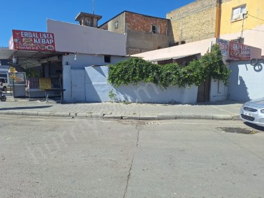 ANA CADDE ÜZERİ 2+1 EV VE ÖNÜNDE  İŞYERİ SATILIK 
