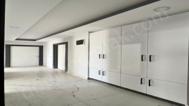 TRAMVAY_DURAĞINA_YÜRÜME_MESAFESİNDE_KAT GENİŞLİĞİNDE SATILIK 2+1 GENİŞ DAİRE