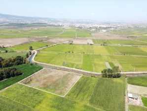 GÖNENE 3 KM MESAFEDE ANA KANAL DİBİ 9,5 DÖNÜM TARLA