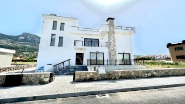Girne Karşıyakada Satılık Villa 