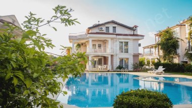 Çalış merkezde denize 70 metre site içerisinde havuzlu villa
