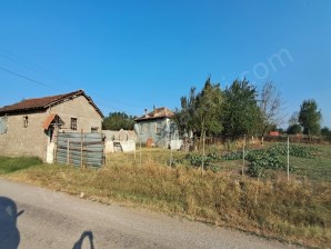 ÇANAKKALE BİGA KARACAALİ KÖYÜNDE 2900 m2 İÇİNDE KÖY EVİ OLAN ARSA