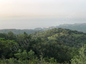 ÇANAKKALE LAPSEKİ ŞEVKETİYE KÖYÜNDE KOMPLE DENİZ MANZARALI 3.077 M2 SATILIK TARLA