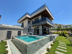 PANORAMABLICKE BIS ZUR BERÜHMTEN BURG AUF DEN HÜGELN ALANYAS. TRENDIGES DESIGN. INFINITY POOL