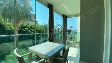 TOP-PREIS IN 1. MEERESLINIE: MÖBLIERTE 2-ZIMMER-WOHNUNG MIT KLEINEM MEERBLICK IN KESTEL/ALANYA