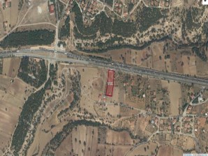 ÇINARCIK KÖYÜNDE İZMİR YOLU ÜZERİ  SATILIK TARLA
