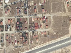 ÇEVRE YOLU YAKININDA 400 M² İÇİNDE TEK KATLI EV BULUNAN ARSA