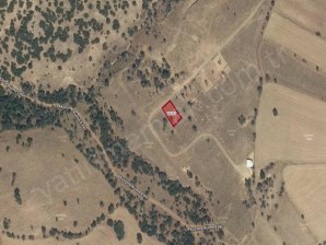 ÇINARCIK KÖYÜNDE ETRAFI TEL ÖRGÜ İLE ÇEVRİLİ 400 m2 SATILIK ARSA