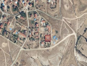 KARAHASAN KÖYÜNDE MÜKEMMEL KONUMDA 830 m2 SATILIK ARSA