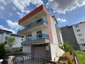 ATATÜRK MAHALLESİNDE 5+2 400 M² KULLANIM ALANLI TRİPLEKS VİLLA