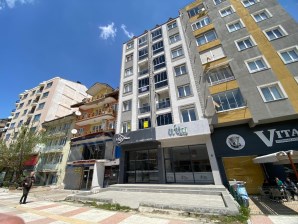 İZMİR YOLUNDA CADDEYE CEPHE 2+1 AMERİKAN MUTFAKLI KİRALIK APART