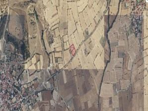 KILCAN KÖYÜNDE YERLEŞİM YERİNE YAKIN YOLA CEPHELİ SATILIK TARLA