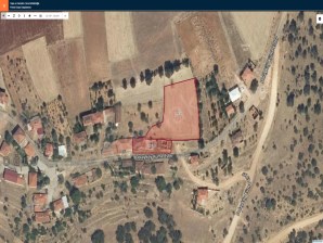 DOLAYKÖYDE 2 KATLI EVİ BULUNAN 3985M2 SATILIK KÖY İÇİ ARSA 