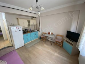 İSMET PAŞA CADDESİNDE 1+1 KİRALIK EŞYALI APART